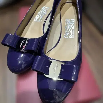 Ferragamo 보라색 에나멜 리본 펌프스