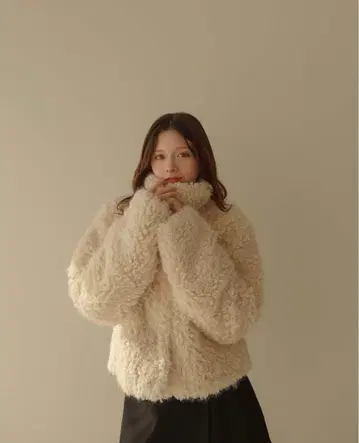 베이지 무스탕 코트