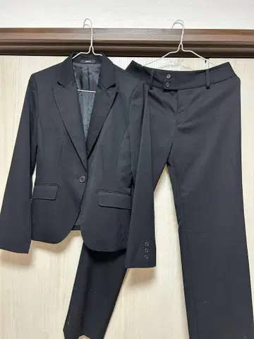 블랙 정장 자켓과 팬츠 세트