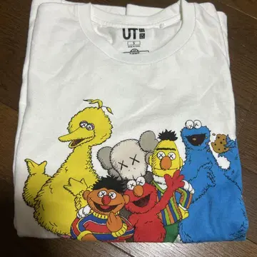 새상품 UNIQLO x KAWS 세서미 스트릿 T셔츠 S