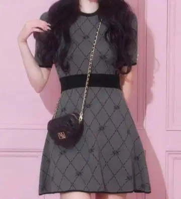 미셸 마카롱 이모쨩 콜라보 모노그램 니트 원피스 블랙
