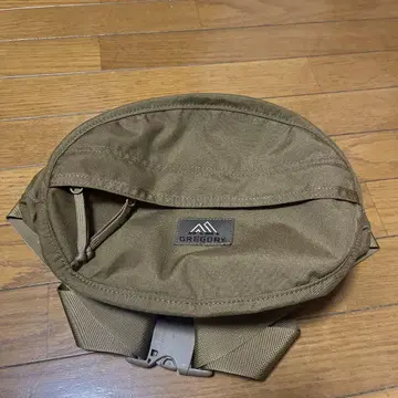GREGORY 바디백 브라운