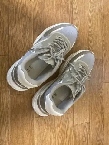 그레이/화이트 스니커즈 24.5cm