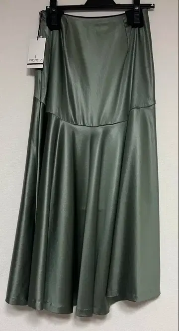모라비토 스펠 새틴 플레어 스커트