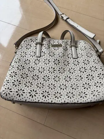 kate spade 꽃무늬 펀칭 숄더백