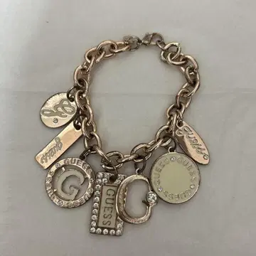 GUESS 골드 참 팔찌 귀여운 해외 브랜드 액세서리