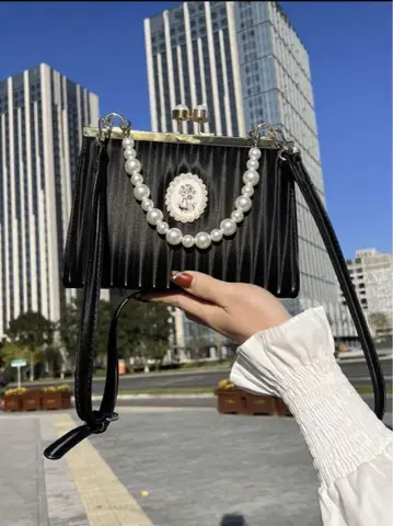 펄 장식 블랙 숄더백