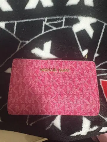 MICHAEL KORS 핑크 지퍼형 이단 접이식 지갑 새상품급