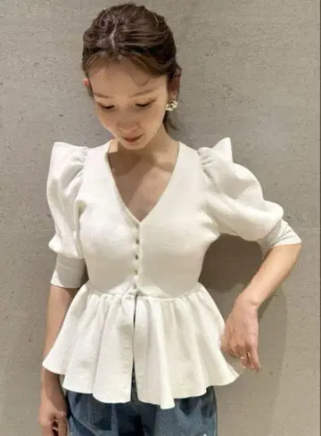 snidel 페플럼 퍼프 가디건 화이트 스나이델