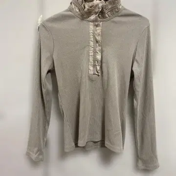 브로디아 프릴 하이넥 긴팔 티셔츠 베이지