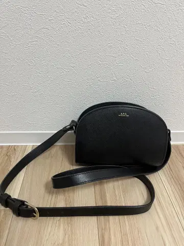 A.P.C. 블랙 가죽 숄더백