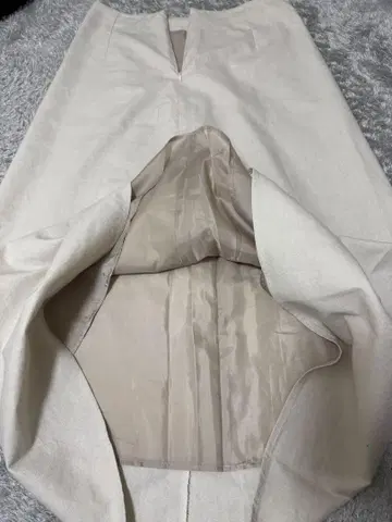 베이지 플레어 롱 스커트 안감 부착