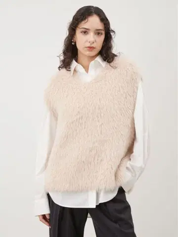 [ 새상품 ] 미라 오웬 V넥 샤기 니트 베스트