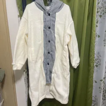 플리스풍 후드 부착 롱 코트