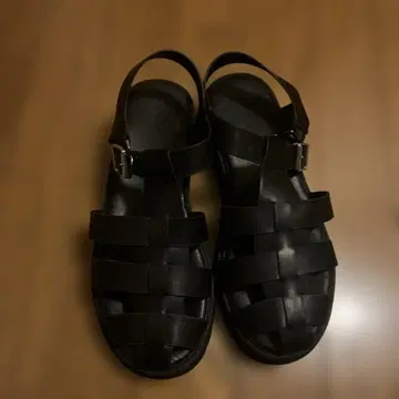 블랙 스트랩 샌들