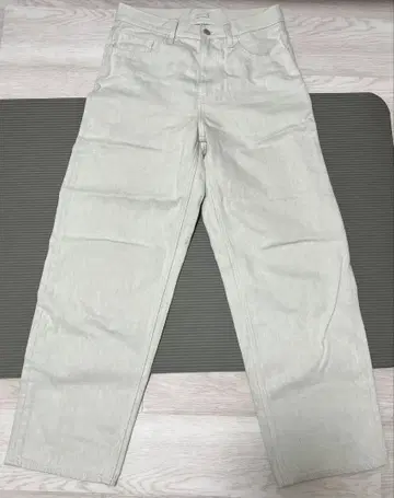 라이트 베이지 스트레이트 레그 데님 팬츠 진스