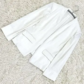 핑키&다이앤 화이트 노카라 자켓 M 사이즈 소매 슬릿 돌려입기