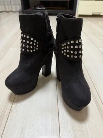 스터드 장식 블랙 부티