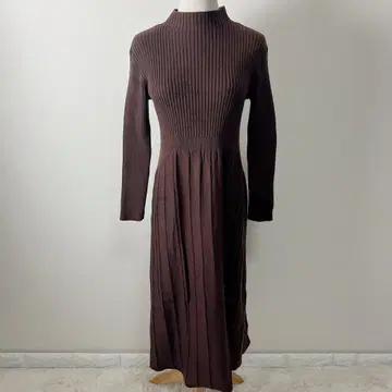Thevon. 하이넥 리브 절개 니트 플레어 원피스 브라운 프리