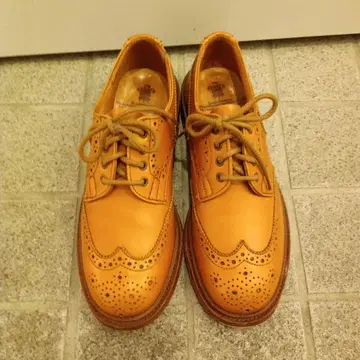 Tricker's 브라운 가죽 윙팁