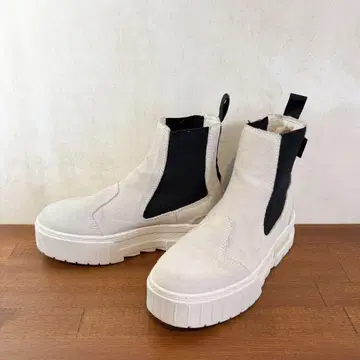 새상품급 푸마 메이즈 첼시 23.5cm 화이트 x 블랙