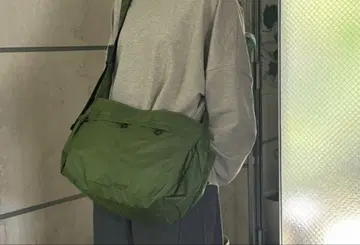 올리브 그린 나일론 숄더백