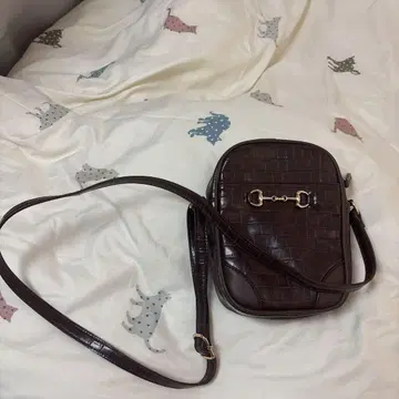 다크 브라운 크로커다일 패턴 숄더백