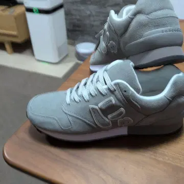 뉴 스니커즈