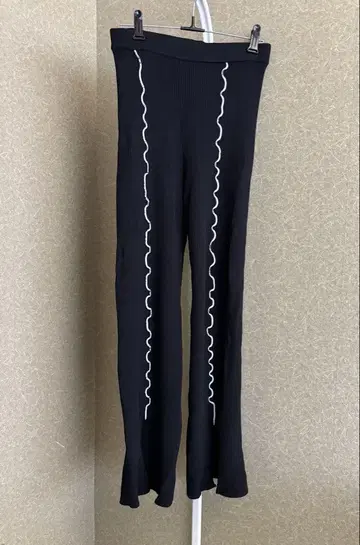 soduk 플레어 니트 슬릿 리브 블랙 팬츠