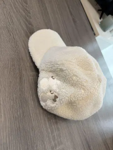 미키 자수 장식 화이트 보아캡