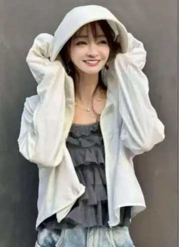 [ 미사용 새상품 ] 나루세 아이리 시노부 차광 후드티 화이트