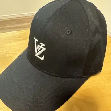 VARZAR 블랙 스냅백 캡