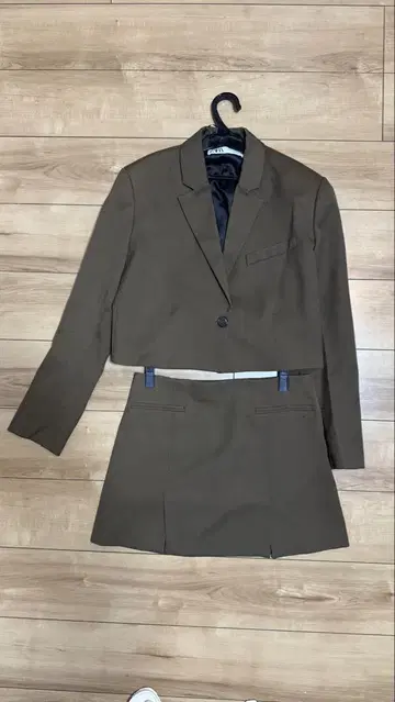 ZARA 셋업 카키 미니 스커트