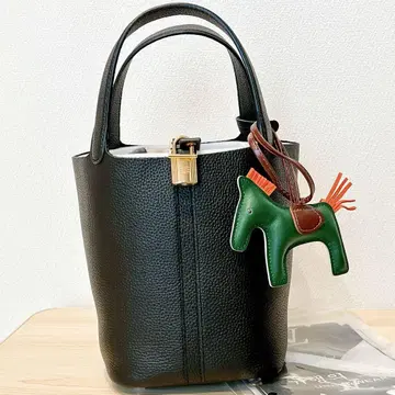 천연 가죽 큐브 백 참 스카프 포함 블랙