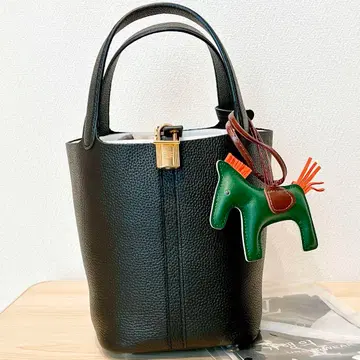 기간 한정 타임세일 소가죽 큐브백 참 스카프 포함 블랙