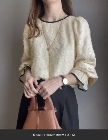 FILLOU 배색 파이핑 플라워 자카드 상의 아이보리