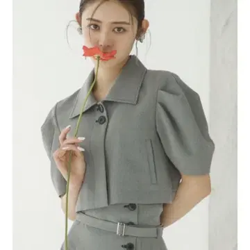 [ 새상품급/몇 회 착용 ] 릴리 브라운 백 오픈 숏 자켓 블랙