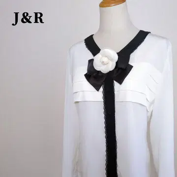 J&R 제이앤알 플라워 코사지 부착 V넥 레이스 바이컬러 셔츠