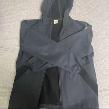 블랙 나일론 자켓 후드 부착