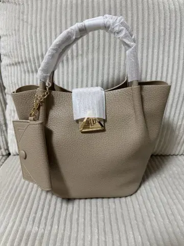 오리엔탈 트래픽 베이지 가죽 토트백 참 포함