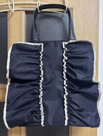 프릴이 달린 블랙 나일론 토트백