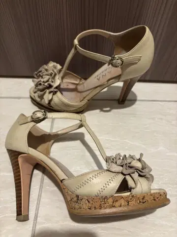 DIANA 플라워 장식 베이지 샌들 23cm