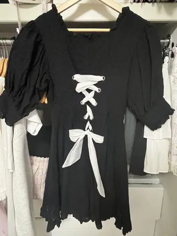 Swankiss 레이스업 원피스 블랙
