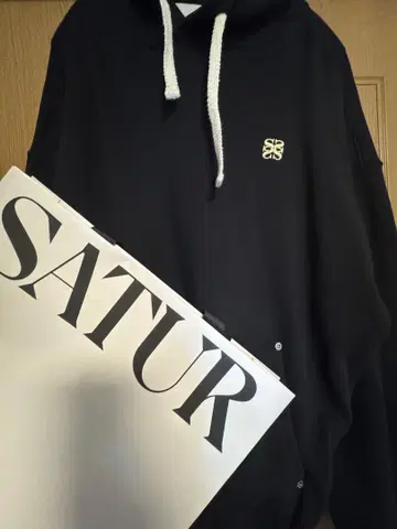 SATUR 블랙 후드 부착 후드티