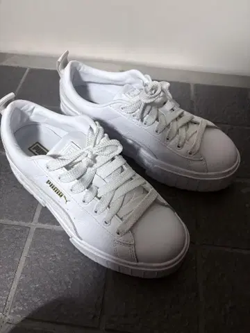 PUMA 통굽 화이트 스니커즈