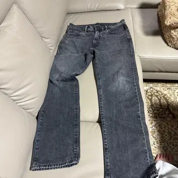 다크 그레이 스트레이트 데님 팬츠