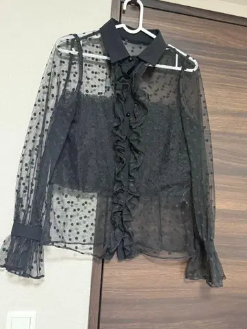 블랙 도트 무늬 프릴 블라우스