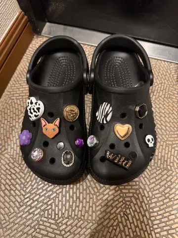 Crocs 클래식 크로그 액세서리 포함 블랙 샌들 22.5 23