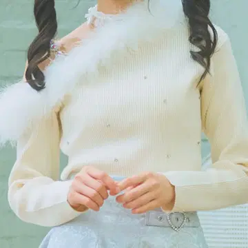 앙크루즈 Ank Rouge 니트 화이트 어깨 트임 지뢰계 양산형