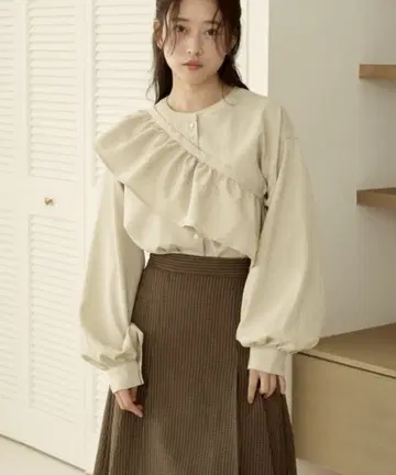 moi tytto 탈부착 프릴 셔츠